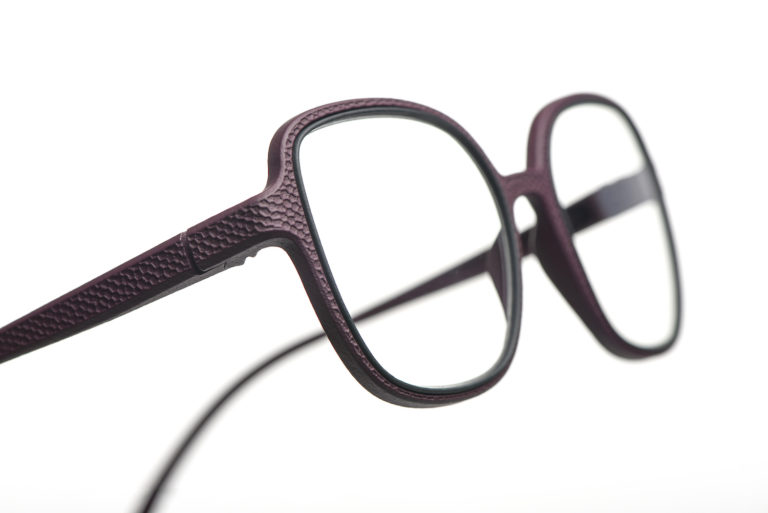 Brillen aus Bohnen? Kein Witz!
Für unsere 3D gedruckten Bohnenbrillen verwenden wir die schnell wachsende Rizinusbohne als pflanzliches Ausgangsmaterial.
Eyewear made from beans? We are not kidding!
For our 3D printed bean glasses, we use the fast-growing castor bean as a plant-based raw material.
Des lunettes en haricots? Sans blague !
Pour nos lunettes imprimées en 3D à base de haricots, nous utilisons la fève de ricin à croissance rapide comme matière première végétale.
Bicchieri fatti di fagioli? Non è uno scherzo!
Per i nostri occhiali a fagiolo stampati in 3D, utilizziamo il fagiolo di ricino a crescita rapida come materiale di partenza.