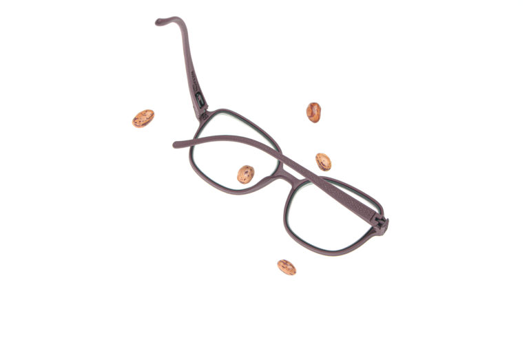 Brillen aus Bohnen? Kein Witz!Für unsere 3D gedruckten Bohnenbrillen verwenden wir die schnell wachsende Rizinusbohne als pflanzliches Ausgangsmaterial. Eyewear made from beans? We are not kidding!For our 3D printed bean glasses, we use the fast-growing castor bean as a plant-based raw material. Des lunettes en haricots? Sans blague !Pour nos lunettes imprimées en 3D à base de haricots, nous utilisons la fève de ricin à croissance rapide comme matière première végétale.Bicchieri fatti di fagioli? Non è uno scherzo!Per i nostri occhiali a fagiolo stampati in 3D, utilizziamo il fagiolo di ricino a crescita rapida come materiale di partenza.