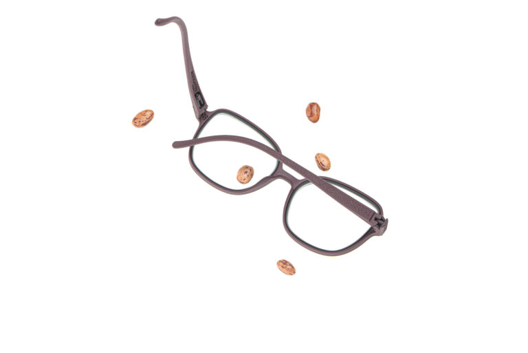Brillen aus Bohnen? Kein Witz!
Für unsere 3D gedruckten Bohnenbrillen verwenden wir die schnell wachsende Rizinusbohne als pflanzliches Ausgangsmaterial.
Eyewear made from beans? We are not kidding!
For our 3D printed bean glasses, we use the fast-growing castor bean as a plant-based raw material.
Des lunettes en haricots? Sans blague !
Pour nos lunettes imprimées en 3D à base de haricots, nous utilisons la fève de ricin à croissance rapide comme matière première végétale.
Bicchieri fatti di fagioli? Non è uno scherzo!
Per i nostri occhiali a fagiolo stampati in 3D, utilizziamo il fagiolo di ricino a crescita rapida come materiale di partenza.