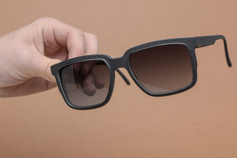 Brillen aus Bohnen? Kein Witz!
Für unsere 3D gedruckten Bohnenbrillen verwenden wir die schnell wachsende Rizinusbohne als pflanzliches Ausgangsmaterial.
Eyewear made from beans? We are not kidding!
For our 3D printed bean glasses, we use the fast-growing castor bean as a plant-based raw material.
Des lunettes en haricots? Sans blague !
Pour nos lunettes imprimées en 3D à base de haricots, nous utilisons la fève de ricin à croissance rapide comme matière première végétale.
Bicchieri fatti di fagioli? Non è uno scherzo!
Per i nostri occhiali a fagiolo stampati in 3D, utilizziamo il fagiolo di ricino a crescita rapida come materiale di partenza.