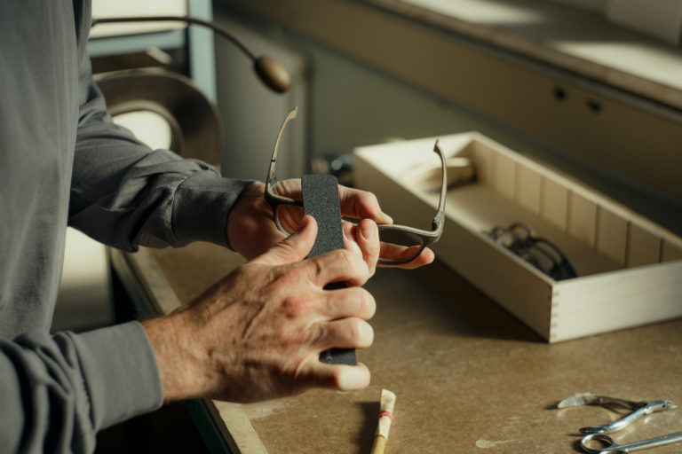 Rolf steht für höchste Handwerkskunst, Innovation und Design jenseits des Öko-Hypes:
Premium Brillen handgefertigt in Österreich.
Vor mehr als einem Jahrzehnt in Weissenbach, Österreich, entwickelt, verbindet unsere Holzbrille durch ihre Haptik und Wärme den Menschen mit der Natur.
Rolf stands for excellence in craftsmanship, innovation and design that goes beyond eco-hype: premium eyewear made in Austria. Invented more than a decade ago in Weissenbach , Austria, our wooden glasses convey a sense of connection with nature through their textures and warmth.
Rolf est synonyme d'excellence dans le domaine de l'artisanat, de l'innovation et d'un design qui va au-delà de l'écologie : des lunettes de qualité supérieure fabriquées en Autriche. Inventés il y a plus de dix ans à Weissenbach, en Autriche, nos verres en bois transmettent un sentiment de connexion avec la nature par leurs textures et leur chaleur.
Rolf è sinonimo di eccellenza nell'artigianato, innovazione e design che va oltre l'eco-idea: occhiali di qualità superiore.prodotti in Austria. Inventati più di dieci anni fa a Weissenbach, in Austria, i nostri bicchieri in legno trasmettono un senso di connessione con la natura attraverso la loro consistenza e il loro calore.