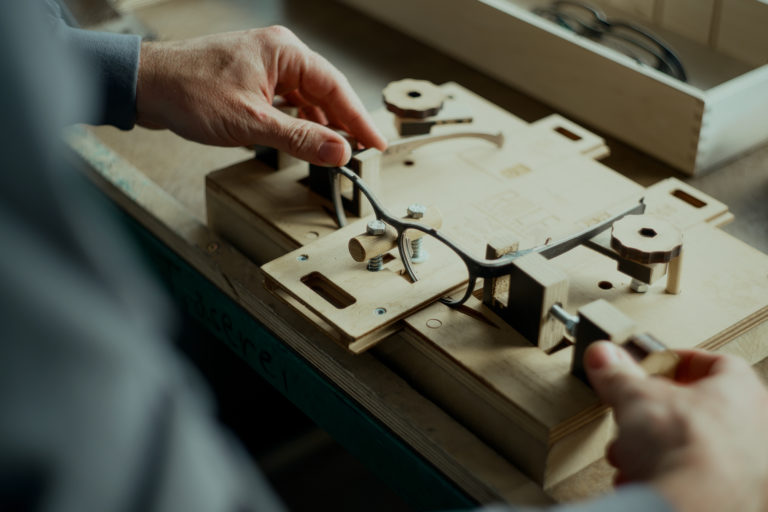 Rolf steht für höchste Handwerkskunst, Innovation und Design jenseits des Öko-Hypes:
Premium Brillen handgefertigt in Österreich.
Vor mehr als einem Jahrzehnt in Weissenbach, Österreich, entwickelt, verbindet unsere Holzbrille durch ihre Haptik und Wärme den Menschen mit der Natur.
Rolf stands for excellence in craftsmanship, innovation and design that goes beyond eco-hype: premium eyewear made in Austria. Invented more than a decade ago in Weissenbach , Austria, our wooden glasses convey a sense of connection with nature through their textures and warmth.
Rolf est synonyme d'excellence dans le domaine de l'artisanat, de l'innovation et d'un design qui va au-delà de l'écologie : des lunettes de qualité supérieure fabriquées en Autriche. Inventés il y a plus de dix ans à Weissenbach, en Autriche, nos verres en bois transmettent un sentiment de connexion avec la nature par leurs textures et leur chaleur.
Rolf è sinonimo di eccellenza nell'artigianato, innovazione e design che va oltre l'eco-idea: occhiali di qualità superiore.prodotti in Austria. Inventati più di dieci anni fa a Weissenbach, in Austria, i nostri bicchieri in legno trasmettono un senso di connessione con la natura attraverso la loro consistenza e il loro calore.